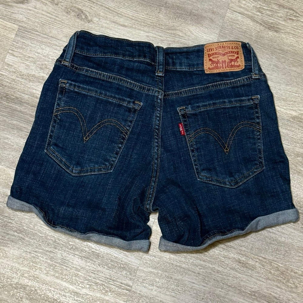 Levi's mid length shorts size 24‎